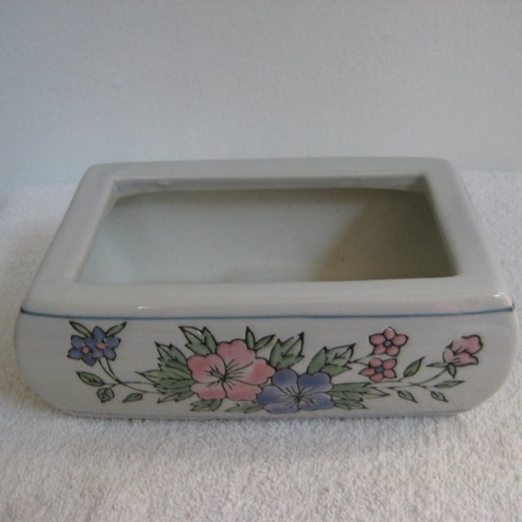 Flowered Chinese dish, Panda stamped on the bottom, Made in China - Picture 2 of 5